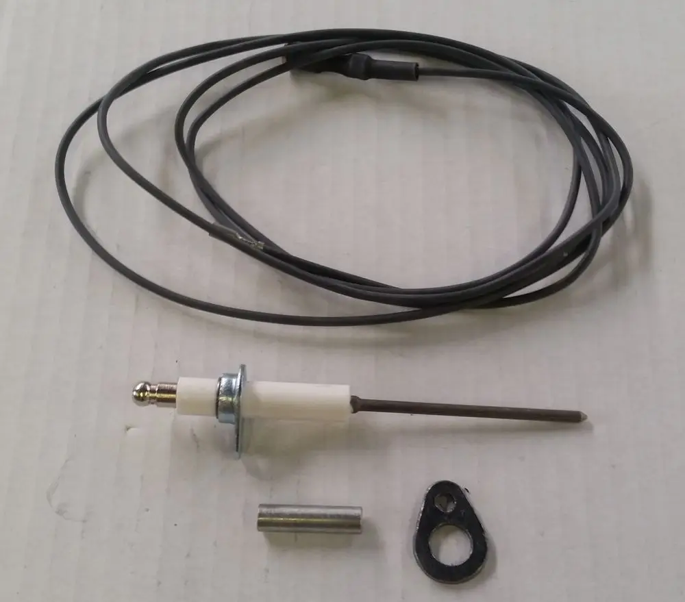 Überwachungselektrode von Remeha mit einem Sensor und Anschlusskabel, zusammen mit einem metallischen Verbindungselement und einer Halterung.